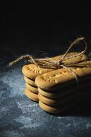 biscoitos amarrado com uma corda em a abstrato fundo foto