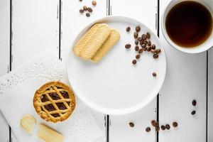 café com biscoitinho, doce manhã alcoólatra com cópia de espaço para cardápio, branco fundo, papel de parede foto