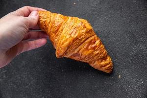 fresco croissant pastelaria refeição Comida lanche em a mesa cópia de espaço Comida fundo rústico topo Visão foto