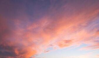 céu nublado em um pôr do sol muito colorido com nuvens vermelhas foto