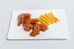 picante quente búfalo asas e francês fritas com branco molho em branco prato isolado branco fundo. topo Visualizações. foto