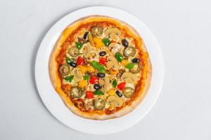 quente fresco frango cogumelo Pimenta jalapeno pizza em branco prato isolado branco fundo. caseiro pizza. topo Visualizações. foto