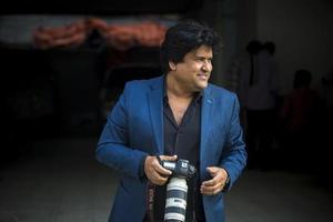 Bangladesh, janeiro 24, 2018, dipankar dipon, 1 do a a maioria popular moderno filme diretor e roteirista é levando As fotos com a dslr Câmera às banana, dhaka.