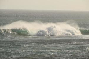 mar com ondas foto