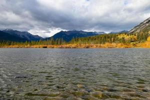 outono dia às vermelhão lagos dentro banff nacional parque dentro alberta, Canadá foto