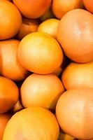 tangerinas amarelas maduras no mercado dos fazendeiros. comida ecológica orgânica. vendendo frutas no supermercado. foto