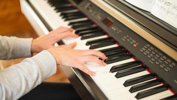 mãos de mulher aprendendo piano