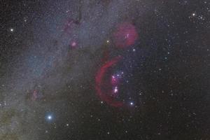 fotografia da constelação de orion com as cores do hidrogênio