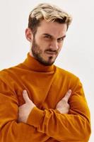 emocional homem com moda Penteado Castanho suéter estúdio foto
