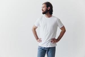 retrato do uma homem com uma Preto Grosso barba e grandes cabelo dentro uma branco camiseta em uma branco isolado fundo foto