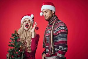 uma homem e uma mulher dentro Novo anos roupas Natal decorações feriado foto