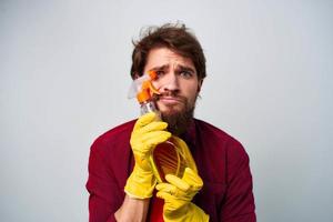 homem dentro amarelo borracha luvas detergente tarefas domésticas Renderização foto