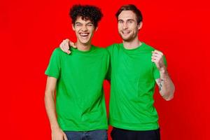 engraçado amigos verde Camisetas abraços emoções alegria vermelho fundo foto