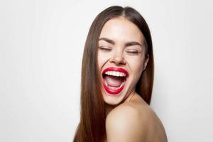 atraente mulher Diversão grande sorrir fechadas olhos spa tratamentos foto