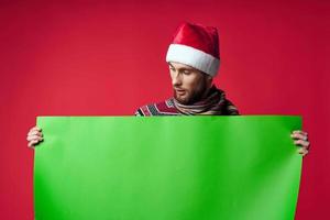 bonito homem dentro uma Natal chapéu com verde brincar estúdio posando foto