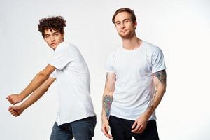 alegre amigos dentro branco Camisetas emoções movimento foto