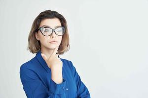 o negócio mulher vestindo óculos azul camisa moda elegante estilo foto