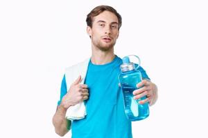 desportivo homem dentro azul camiseta água garrafa toalhas exercite-se foto