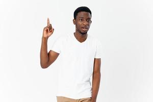de aparência africana homem dentro branco camiseta gesticulando com mão estúdio casual roupas foto