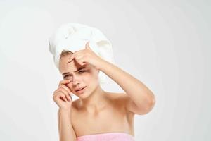 mulher com toalha em cabeça acne dermatologia insatisfação pele problemas foto