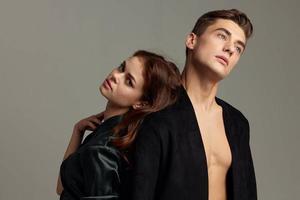 jovem casal ficar de pé ao lado luxo sensualidade sedutor romance foto
