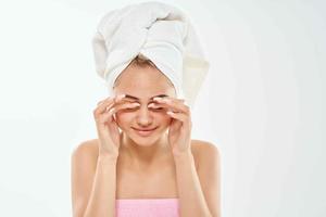mulher com toalha em cabeça limpar \ limpo pele saúde dermatologia Cuidado foto