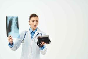 fêmea médico dentro branco casaco raio X virtual realidade óculos tecnologia hospital foto