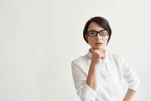 mulher dentro branco camisa com óculos escritório executivo estúdio estilo de vida foto