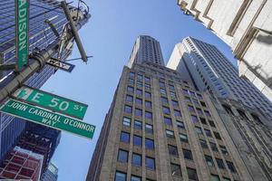 Novo Iorque Manhattan arranha-céus Visão a partir de a rua para a topo do a construção em ensolarado Claro dia foto