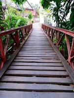 uma ponte de madeira foto