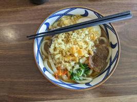 fechar acima do carne udon com quente Pimenta picante e Curry sopa. a foto é adequado para usar para Japão tradicional Comida fundo, poster e Comida conteúdo meios de comunicação.
