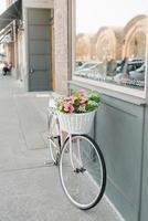 tacoma, EUA. marcha 2021. decorativo bicicleta com uma cesta do flores perto a cidade cafeteria foto