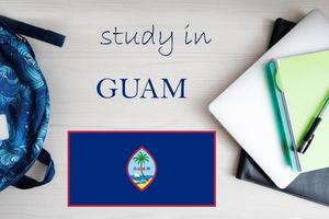 estude dentro guam. fundo com bloco de anotações, computador portátil e mochila. Educação conceito. foto