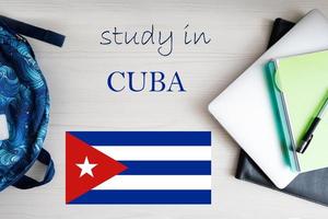 estude dentro Cuba. fundo com bloco de anotações, computador portátil e mochila. Educação conceito. foto