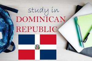 estude dentro dominicano república. fundo com bloco de anotações, computador portátil e mochila. Educação conceito. foto