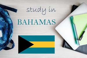 estude dentro bahamas. fundo com bloco de anotações, computador portátil e mochila. Educação conceito. foto