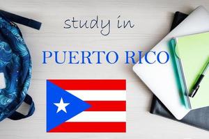 estude dentro porto rico. fundo com bloco de anotações, computador portátil e mochila. Educação conceito. foto