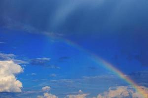 uma lindo arco Iris dentro a azul céu foto