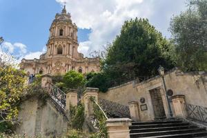 módica, itália-maio 8, 2022-view do a catedral do san giorgio dentro modica durante uma nublado dia foto