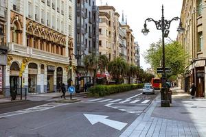 interessante urbano panorama com limitar ruas dentro a espanhol cidade do Zaragoza em uma Primavera dia foto