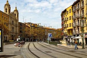 interessante urbano panorama com limitar ruas dentro a espanhol cidade do Zaragoza em uma Primavera dia foto