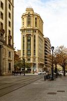 interessante urbano panorama com limitar ruas dentro a espanhol cidade do Zaragoza em uma Primavera dia foto