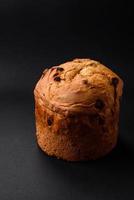 Páscoa bolo ou Panettone com passas de uva e cristalizado frutas foto