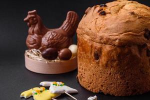 Páscoa bolo ou Panettone com passas de uva e cristalizado frutas foto