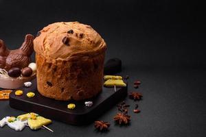 Páscoa bolo ou Panettone com passas de uva e cristalizado frutas foto