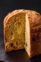 Páscoa bolo ou Panettone com passas de uva e cristalizado frutas foto