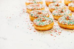 donuts com creme de chocolate branco e açúcar granulado foto