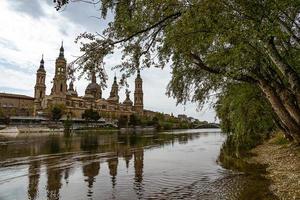 panorama nuestra senhora del pilar catedral basílica Visão a partir de a Ebro rio dentro uma Primavera dia foto