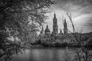panorama nuestra senhora del pilar catedral basílica Visão a partir de a Ebro rio dentro uma Primavera dia foto