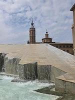 fonte dentro a velho Cidade do Zaragoza contra uma azul céu fundo foto